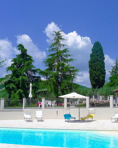 Villa Gaville: Schwimmbad, Eigentum, Natürliche Landschaft, Grundeigentum, Freizeit, Gebäude, Haus, Baum, Resort, Wohngebiet