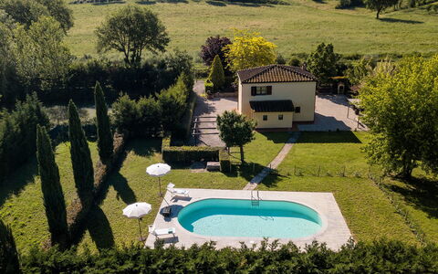 Villa La Fragola: Eigentum, Schwimmbad, Haus, Estate, Grundeigentum, Baum, Resort, Zuhause, Gebäude, Villa