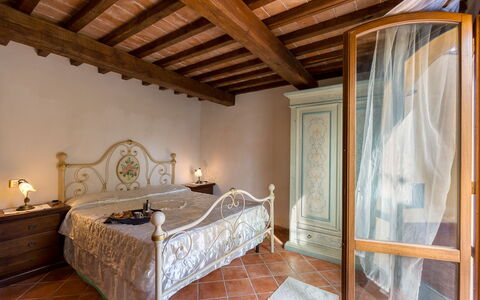 Villa La Fragola: Schlafzimmer, Zimmer, Eigentum, Bett, Möbel, Gebäude, Decke, Interior Design, Haus, Bettdecke