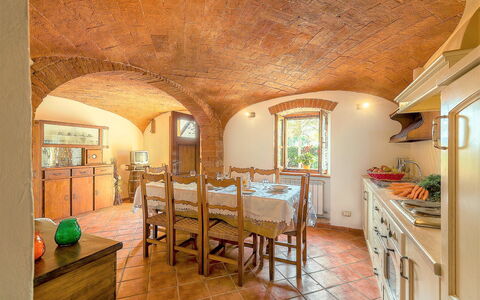 Villa La Fragola: Eigentum, Zimmer, Gebäude, Interior Design, Decke, Möbel, Haus, Grundeigentum, Fussboden, Die Architektur